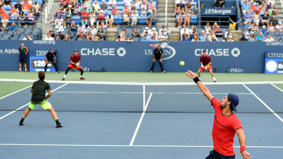 kinh-nghiem-choi-quan-vot-khong-the-bo-lo-1